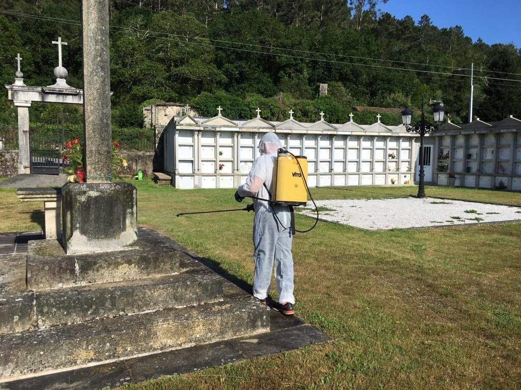 O PP de Barro desinfecta as contornas das igrexas 