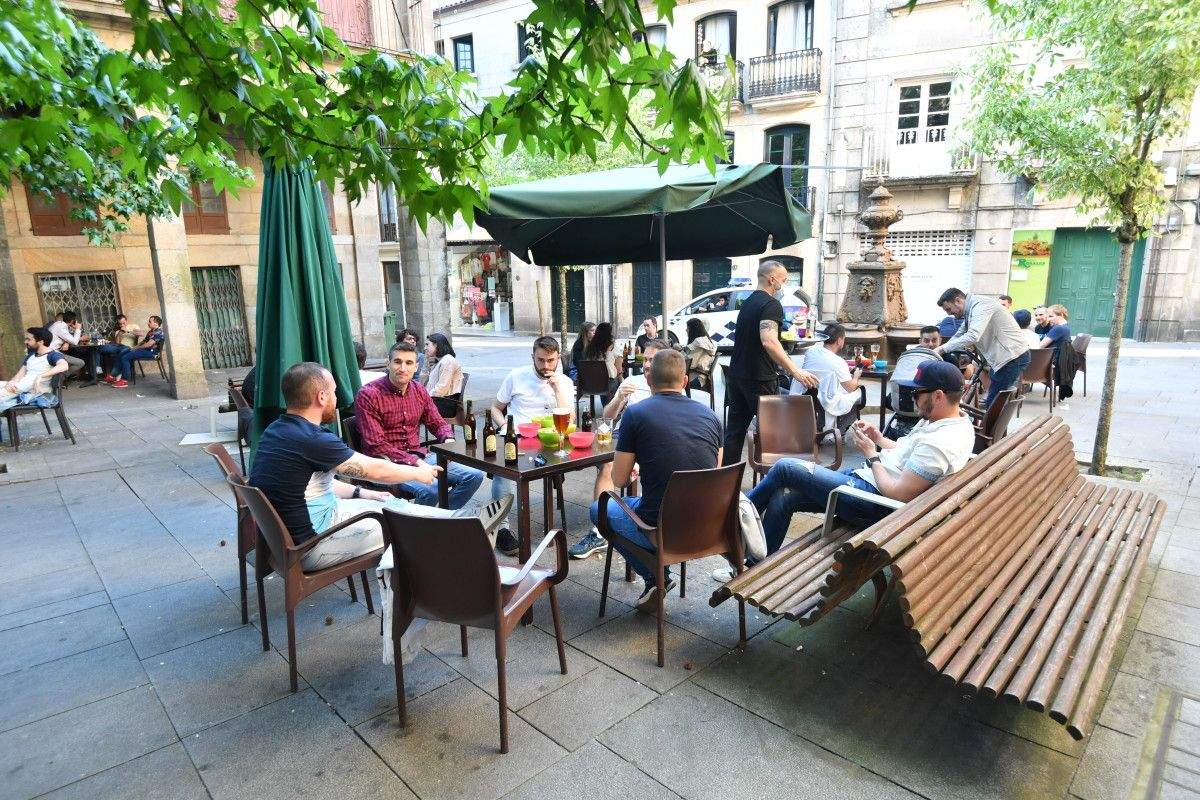 A Policía Local vixía unha terraza na praza da Verdura