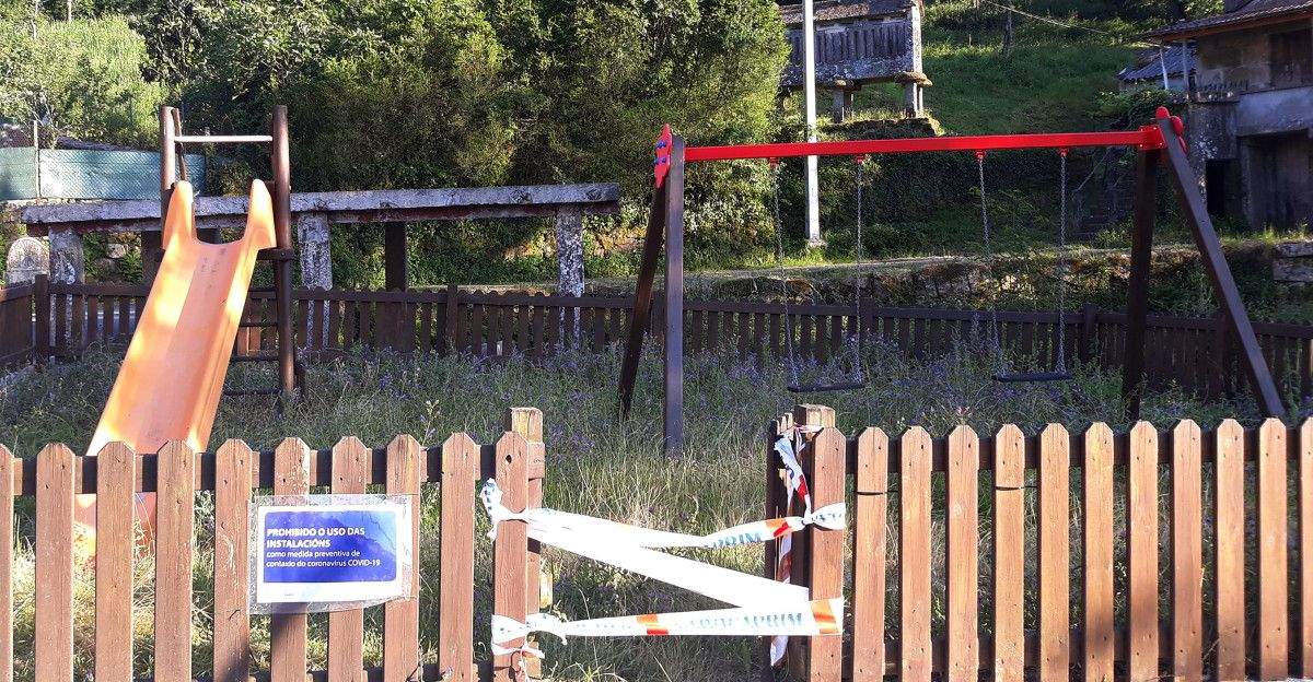 Parque infantil pechado durante a pandemia en Ponte Sampaio