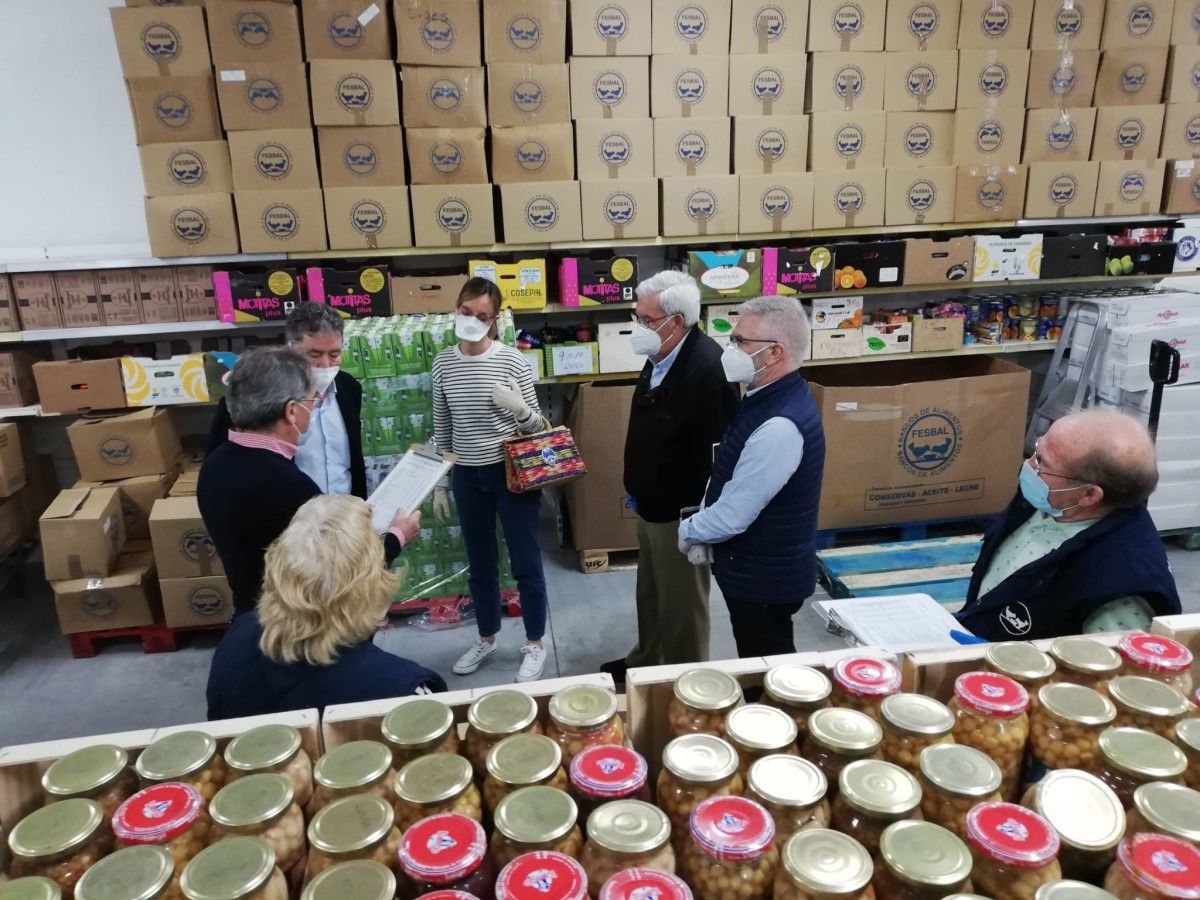 Visita del alcalde Miguel Anxo Fernández Lores y la concejala de Bienestar Social, Paloma Castro, al Banco de Alimentos