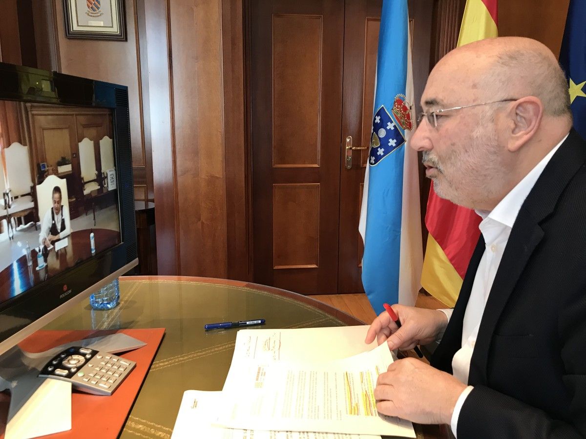 Javier Losada, delegado do Goberno, conversa con Carmela Silva, presidenta da Deputación