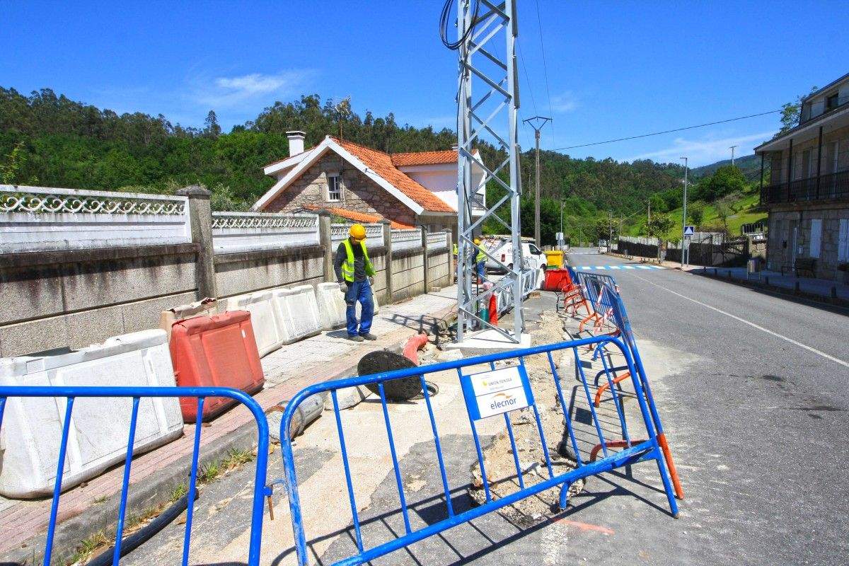 Retirada do poste eléctrico da rotonda oeste de Cerdedo