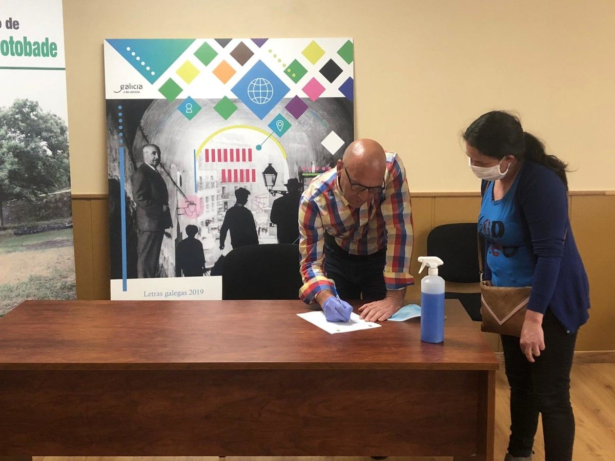 Entrega de tarjetas de conexión a Internet a familias en el Concello de Cerdedo-Cotobade