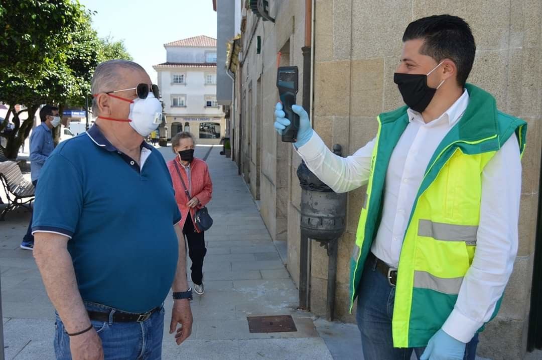 O alcalde de Ponte Caldelas controla a temperatura dun asistente á feira