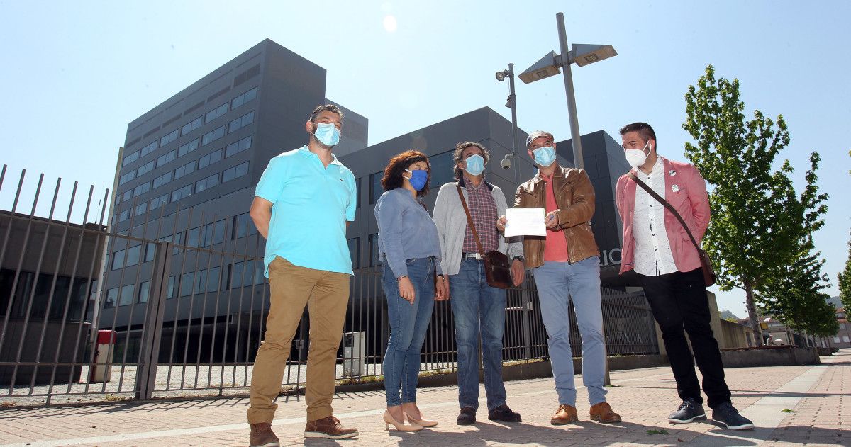 Os portavoces dos grupos municipais do Concello de Bueu diante do edificio da Xunta