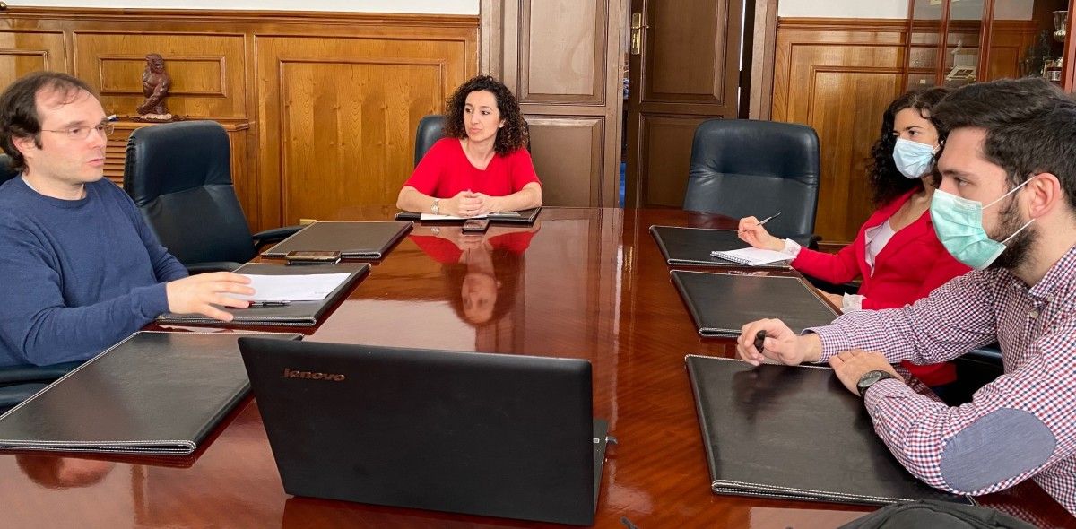 Reunión de Marián Sanmartín con membros da empresa Innova Labs