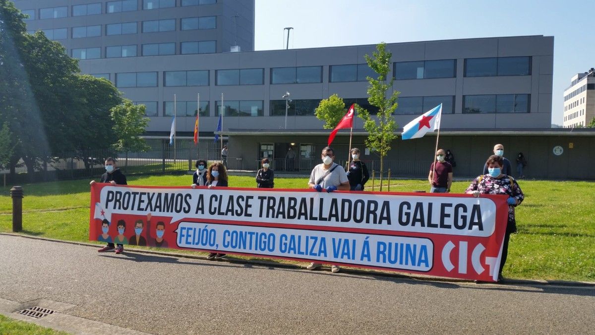 Concentración de delegados da CIG diante do edificio administrativo da Xunta de Galicia en Pontevedra