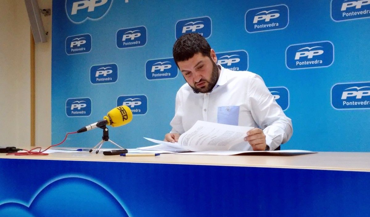 El concejal del Partido Popular, César Abal, lee el convenio del Concello con la empresa de la Plaza de Toros