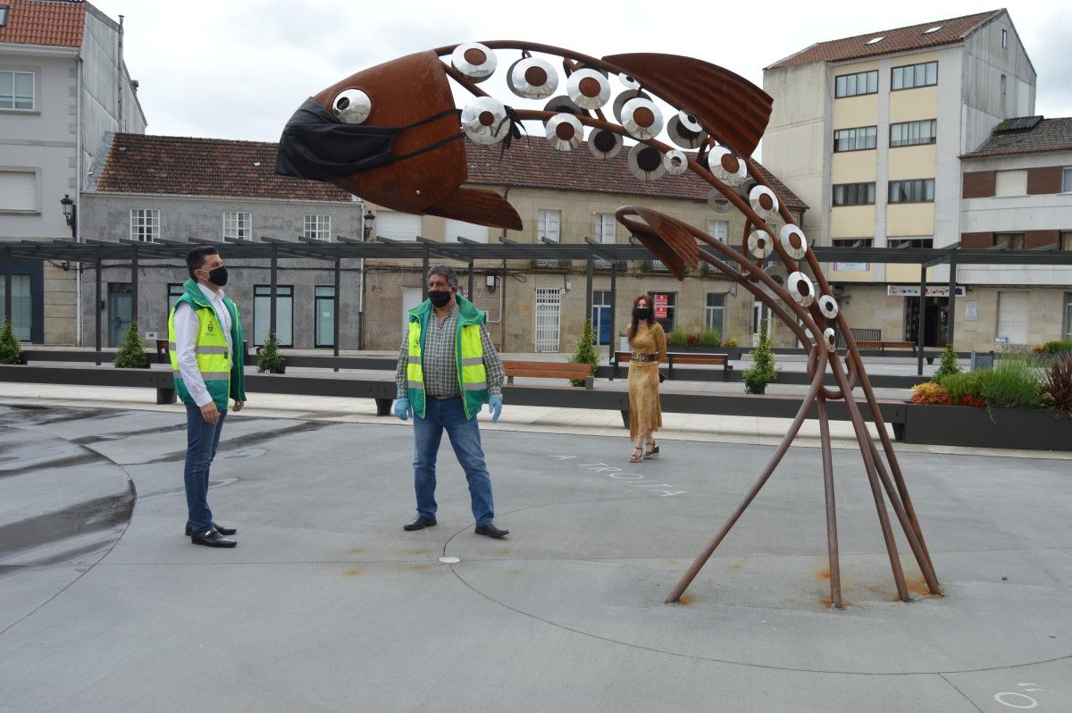 Colocan unha máscara á escultura da Troita de Ponte Caldelas 