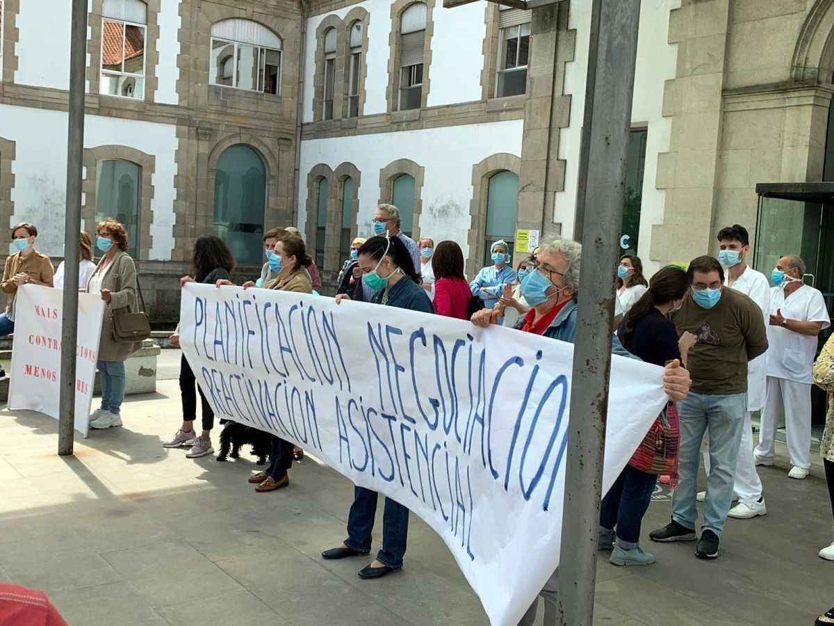 Concentración de representantes sindicales y personal sanitario en el Hospital Provincial