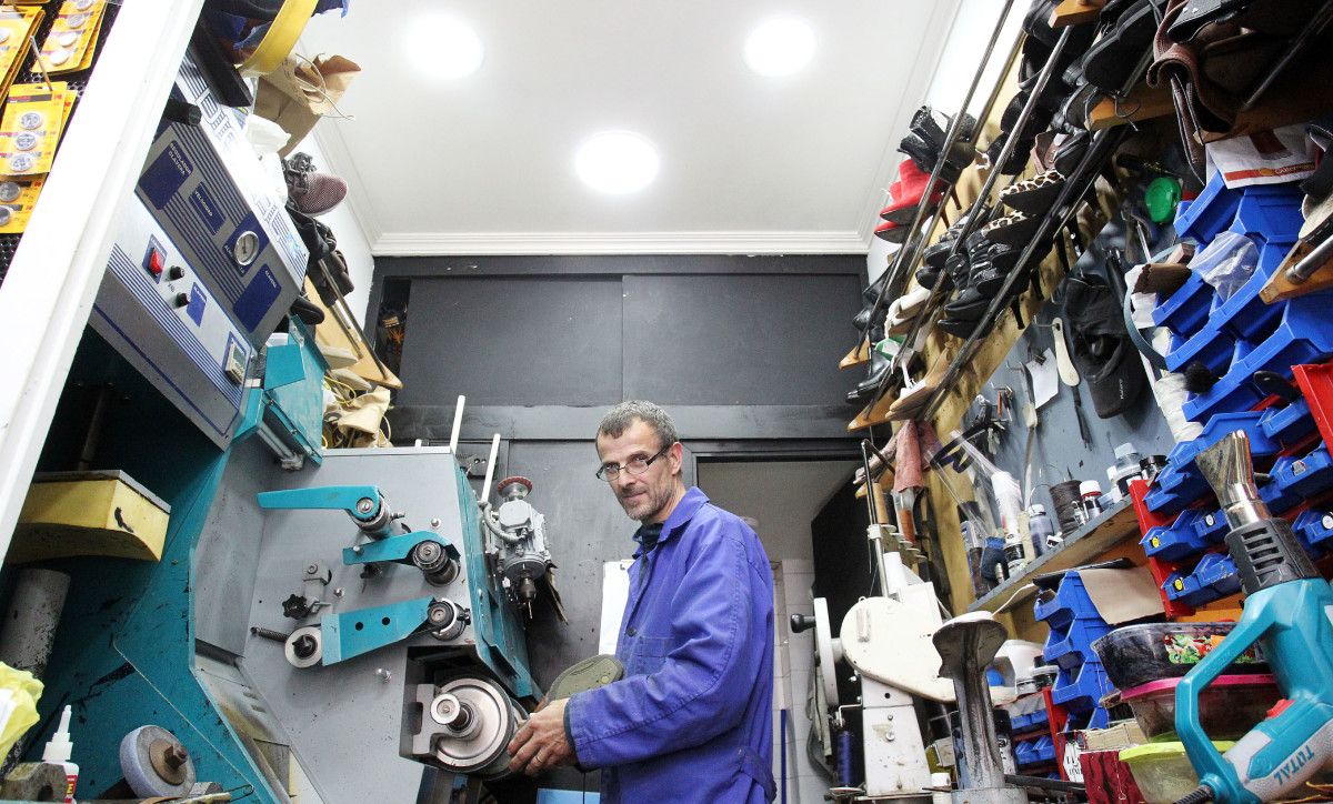Jesús Meis trabaja como zapatero en Pontevedra
