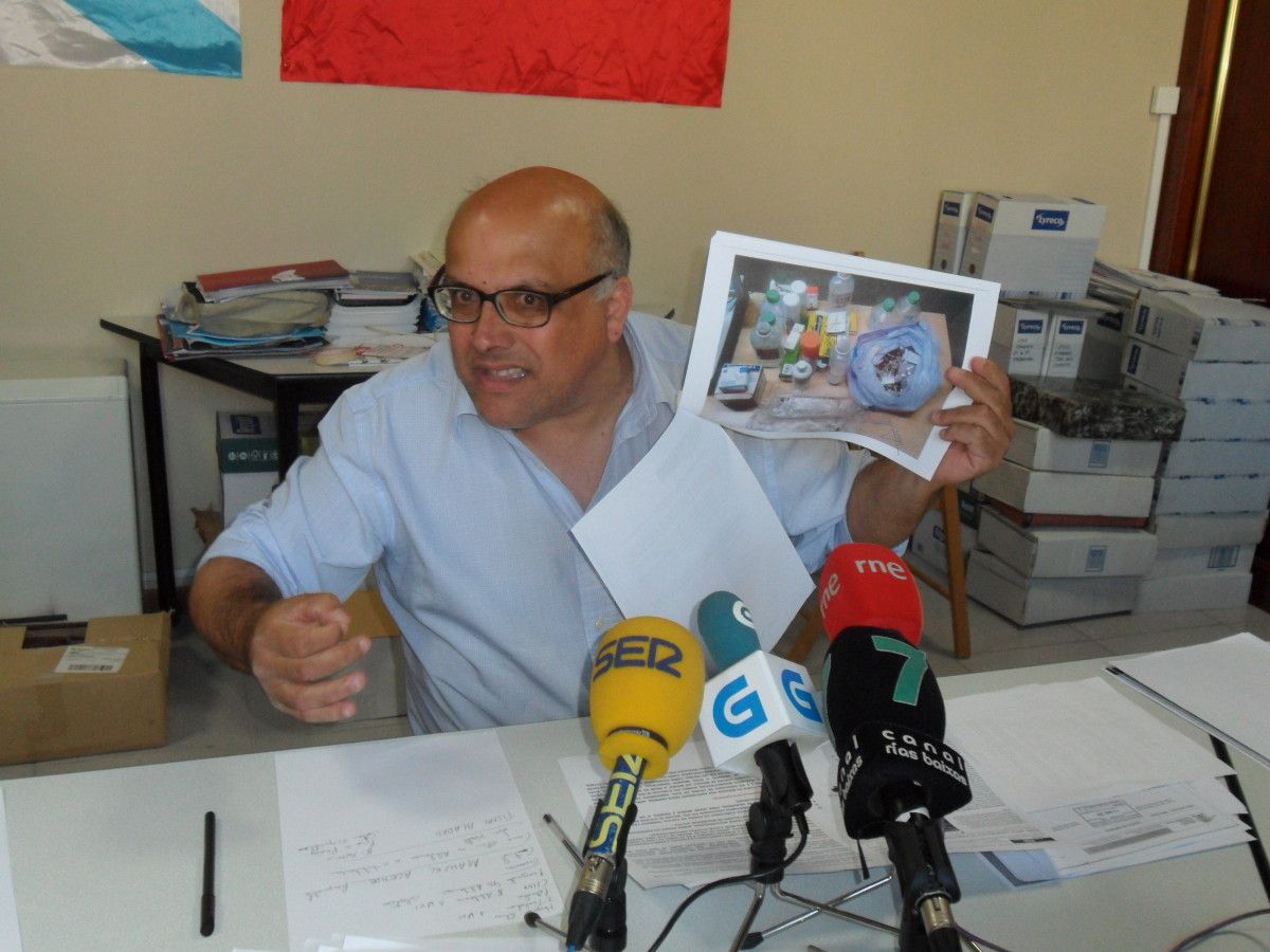 Xabier Aboi muestra documentación en la que sostiene sus acusaciones contra la empresa BDM