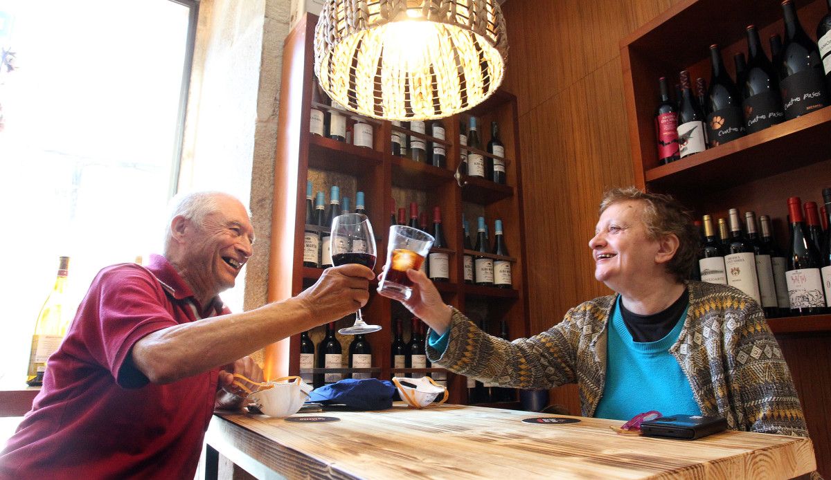 Dos personas en una cafetería