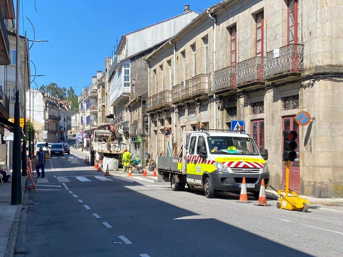 Obras de asfaltado na PO-225 ao seu paso polo centro de Ponte Caldelas