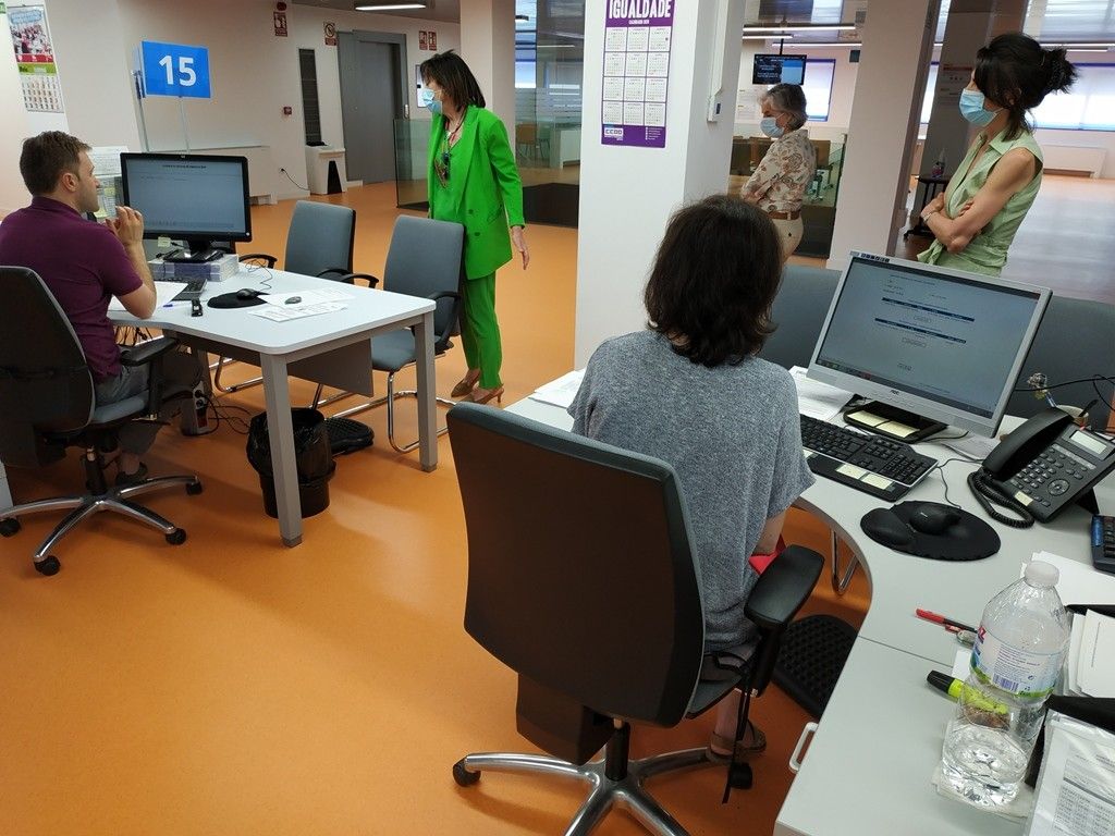 Visita de Maica Larriba ás oficinas do SEPE para coñecer a tramitación dos ERTE