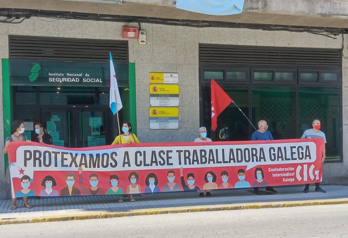 Concentración de representantes da CIG en Vilagarcía de Arousa