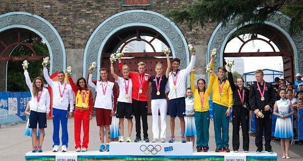 Podio de los relevos mixtos de Nanjing con Carmen Gómez (tercera por la izquierda)