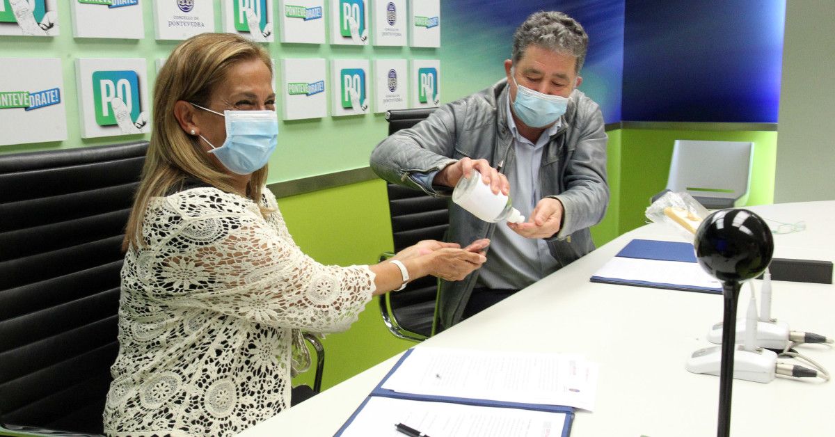 Carmela Silva y Miguel Anxo Fernández Lores echándose hidrogel en las manos