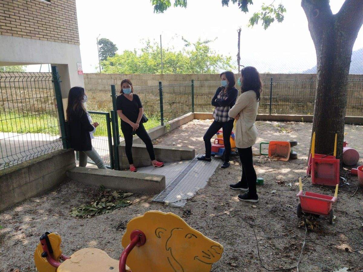 Visita de la concejala de Educación de Poio a un centro educativo durante la pandemia