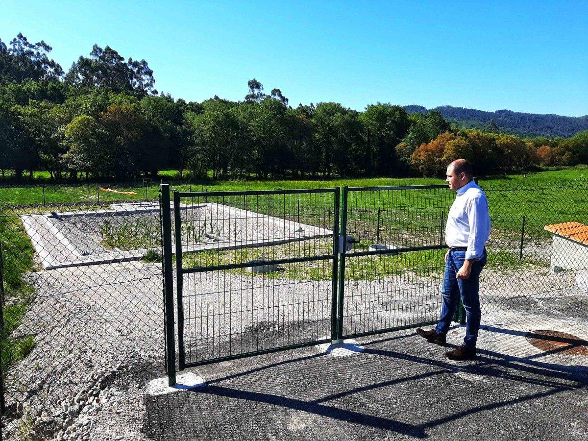 Jorge Cubela visita o final das obras da depuradora ecolóxica natural de Paraños