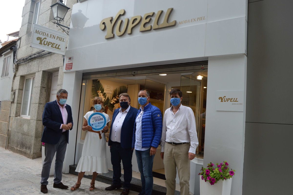 Entrega del sello Comercio Seguro a establecimientos de Sanxenxo