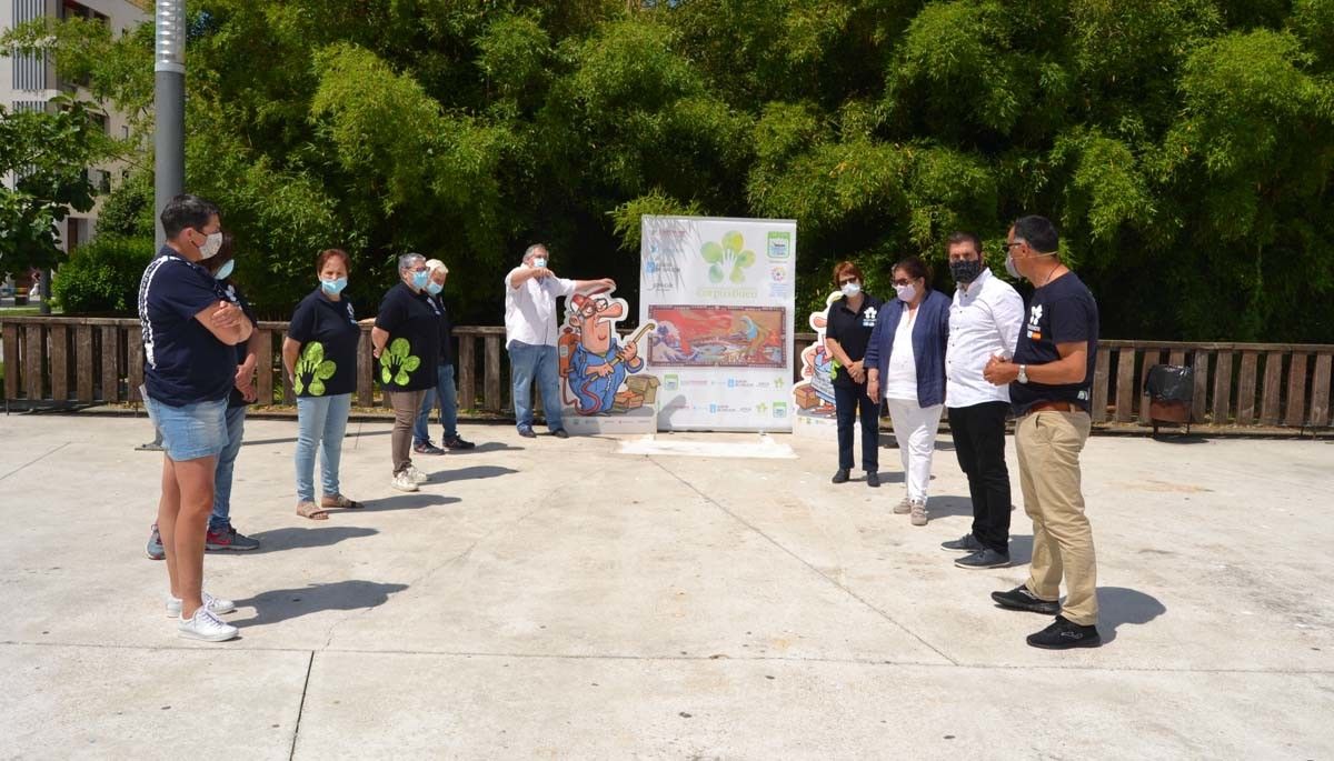 Responsables de las alfombras de Bueu en la Praza Massó
