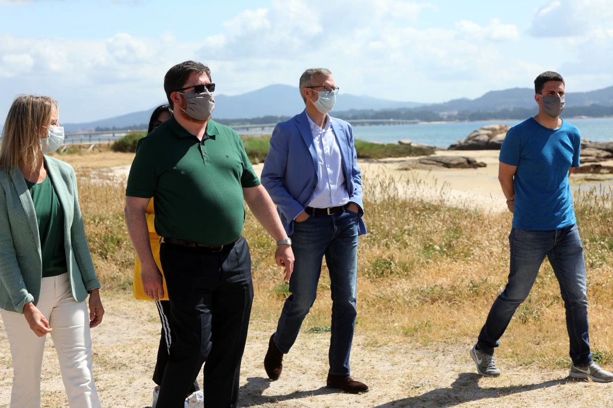 Visita de Alfonso Rueda a A Illa de Arousa para presentar las propuestas de la Xunta para las playas