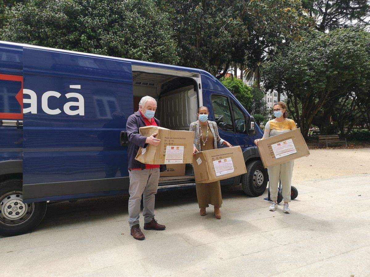 Carmela Silva e César Mosquera reciben a doazón de material de protección procedente de China