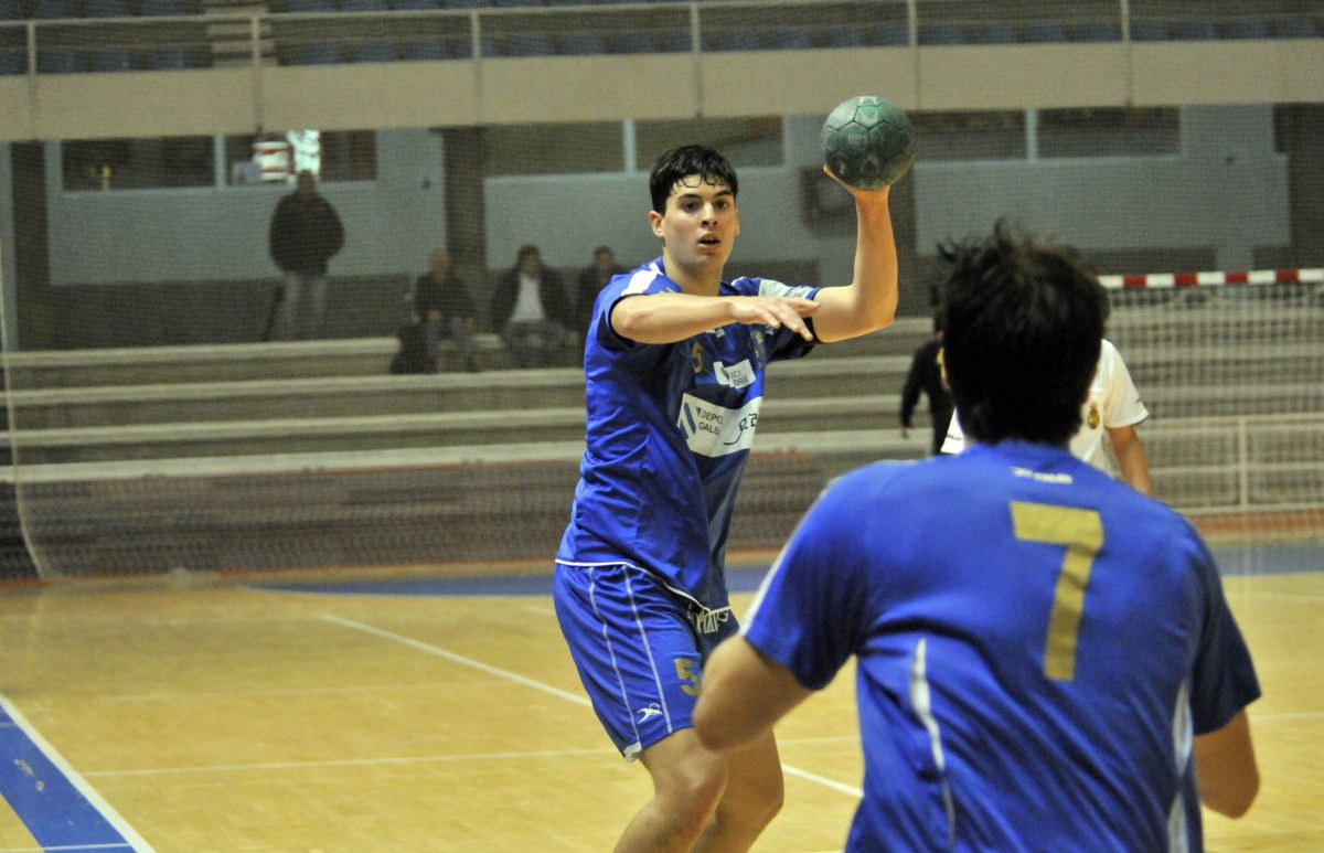 Carlos Pombo en el partido entre Teucro y Sinfín en el Municipal