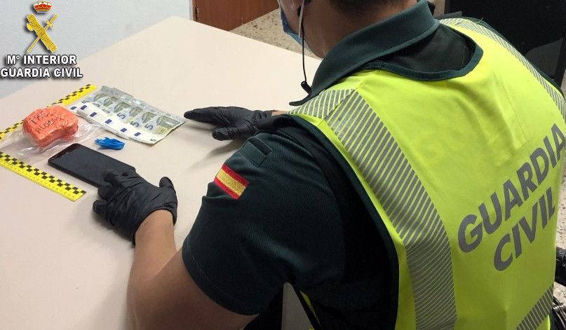 Efectos intervenidos al joven detenido en Caldas por drogas