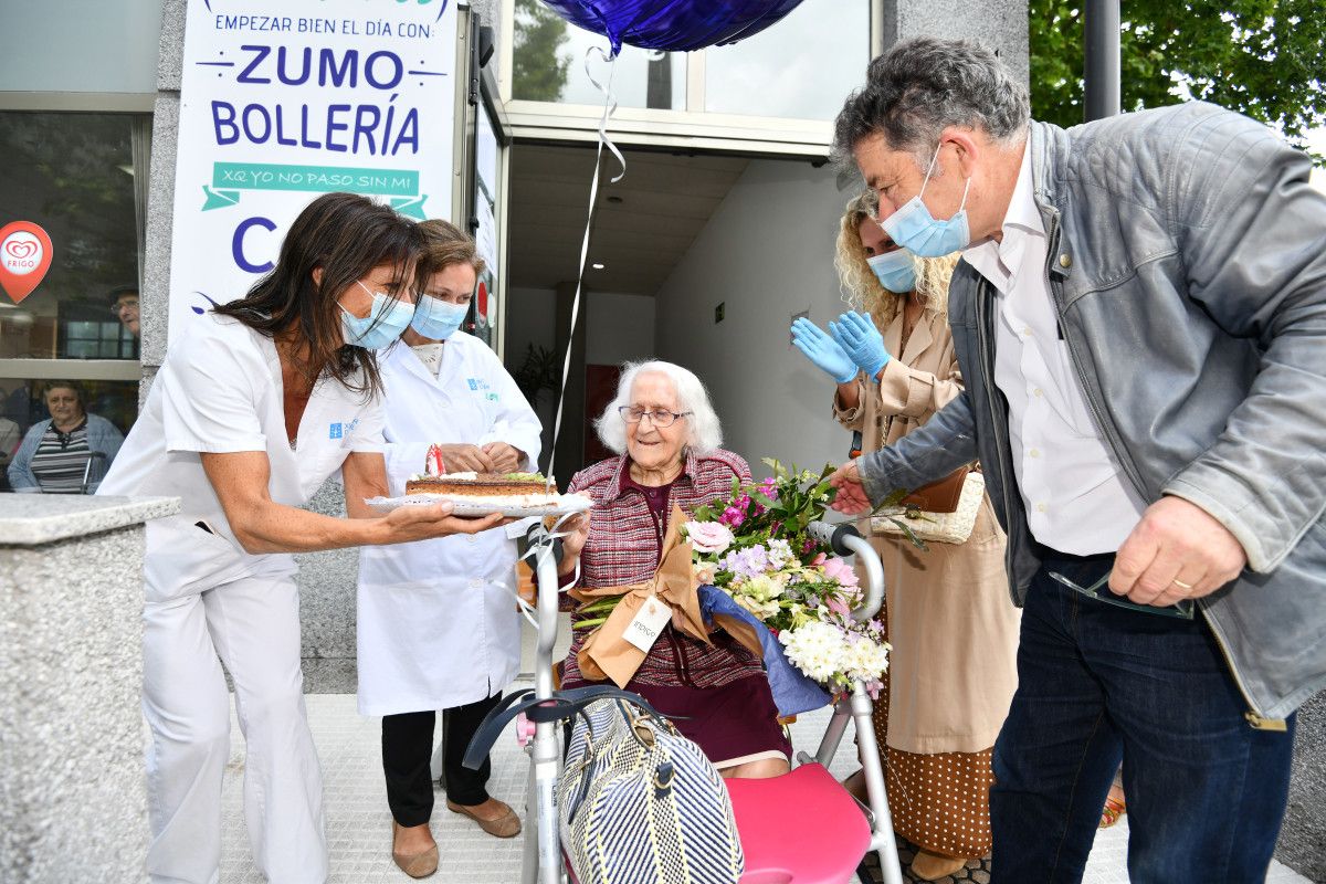 Lores felicita a Francisca Olga Macías Martínez por su 100 cumpleaños