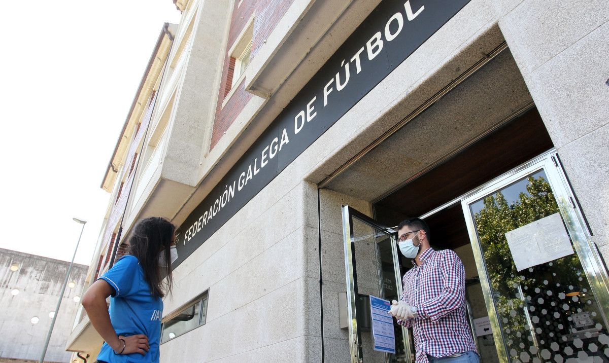 Las jugadoras de O Fisgón se someten a los test de coronavirus en la sede de la Federación Galega de Fútbol