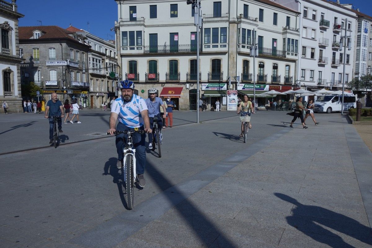 Luís Bará recorriendo Pontevedra en Bicicleta