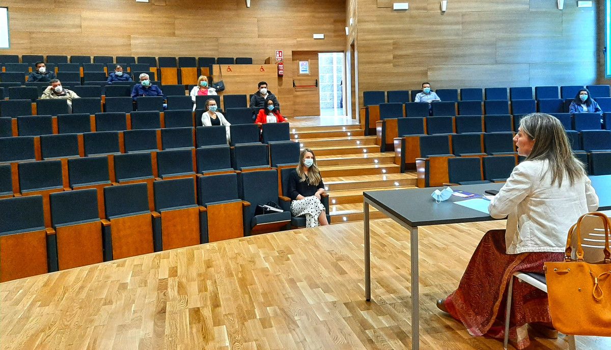 Encuentro de la alcaldesa Luisa Piñeiro con autónomos y representantes de pemes