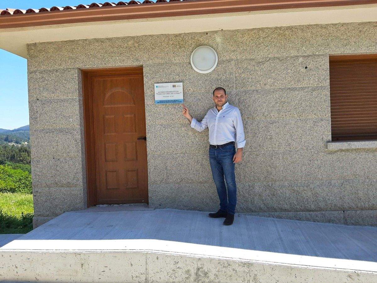 Cubela visita el final de las obras de la Casa do Pobo de Cutián