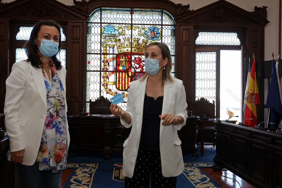 La conselleira Ethel Vázquez con la alcaldesa María Ramallo