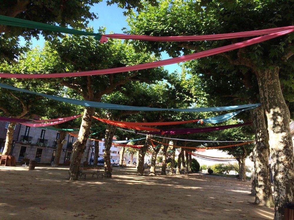 Rúas de Ponte Caldelas decoradas para a Festa da Batalla