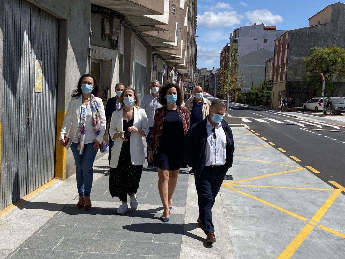 A alcaldesa de Marín e a conselleira Ethel Vázquez percorren a rúa Concepción Arenal