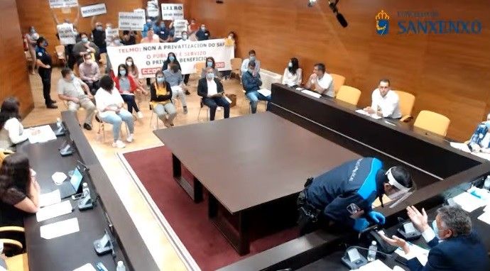 Protesta das traballadoras do SAF no Pleno de Sanxenxo