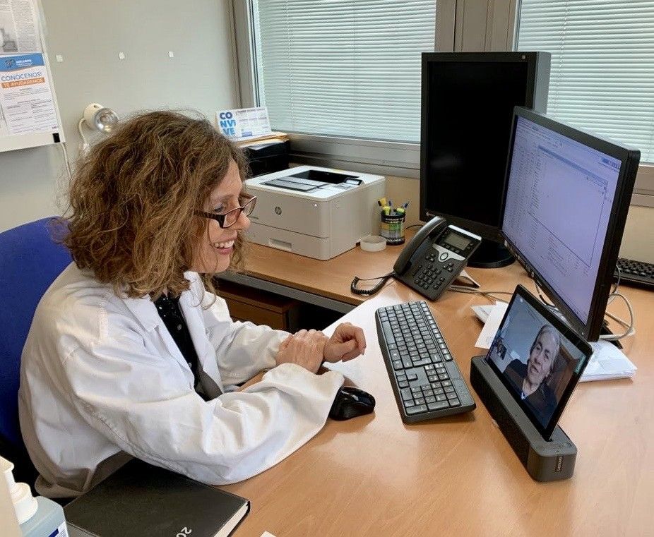 Videoconsulta entre o Servizo de Reumatoloxía e unha residente nun centro asistencial