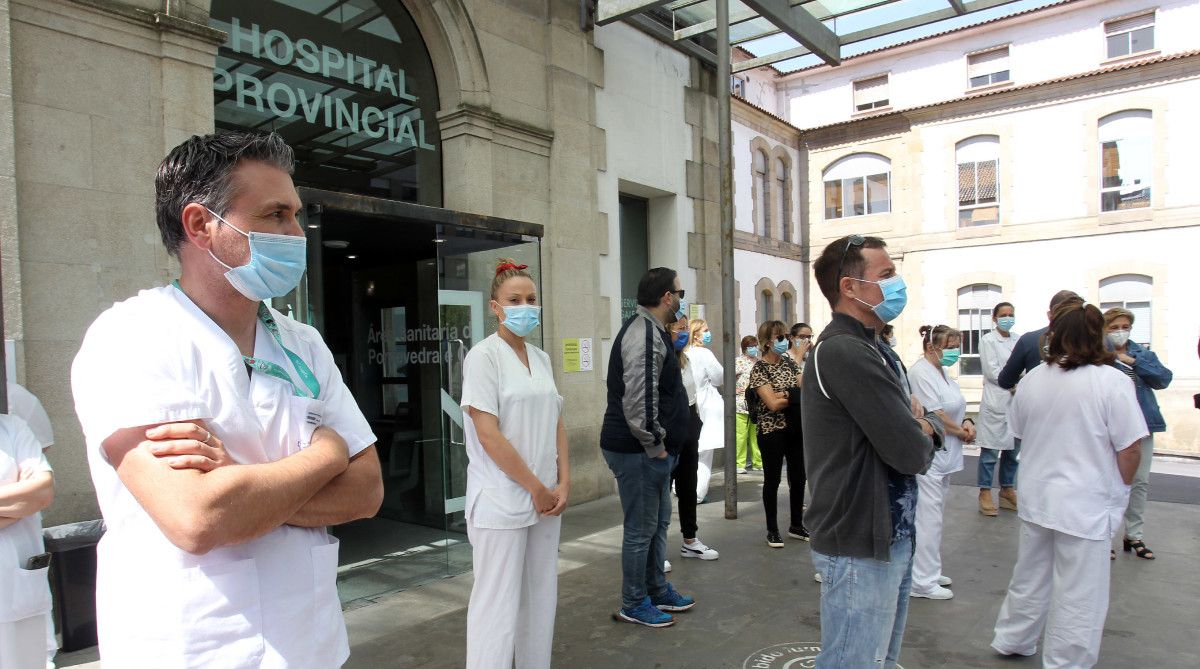 Concentración nas portas do Hospital Provincial ante o temor de desmantelamento de servizos