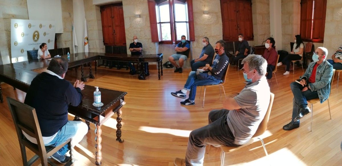 Encontro da concelleira Raquel Rodríguez con artistas e representantes de agrupacións culturais de Poio