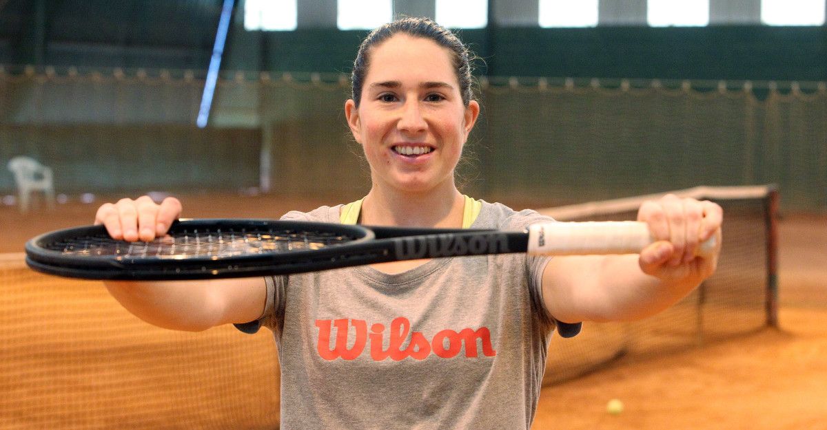 Celia Cerviño durante un entrenamiento en las instalaciones del Club de Tenis de Pontevedra