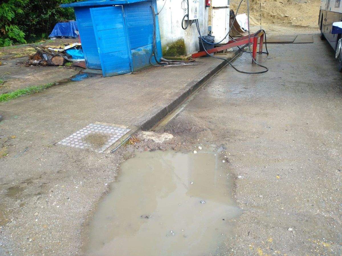 Vertedura de terra no río Gafos procedente das obras da estación de autobuses