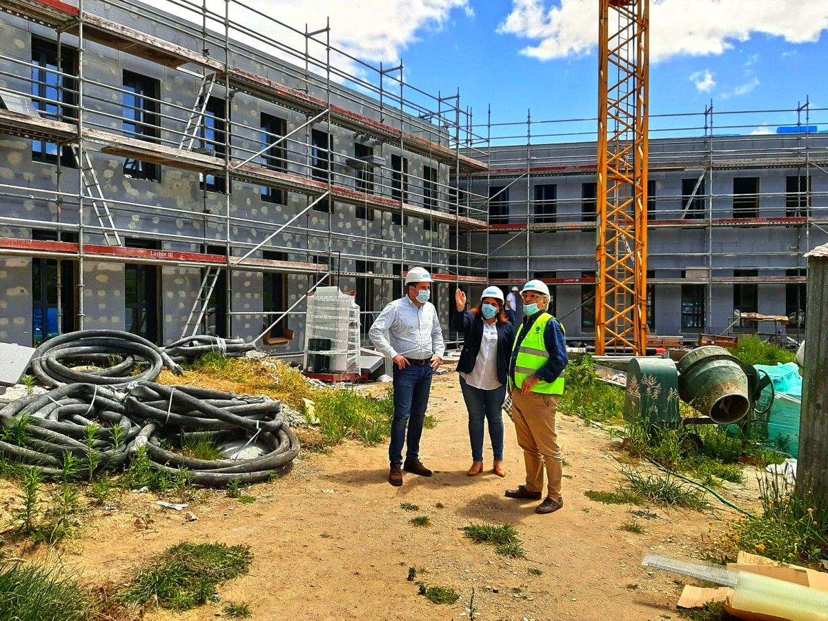 Jorge Cubela e Lourdes Ovelleiro visitan as obras da nova residencia de Cerdedo
