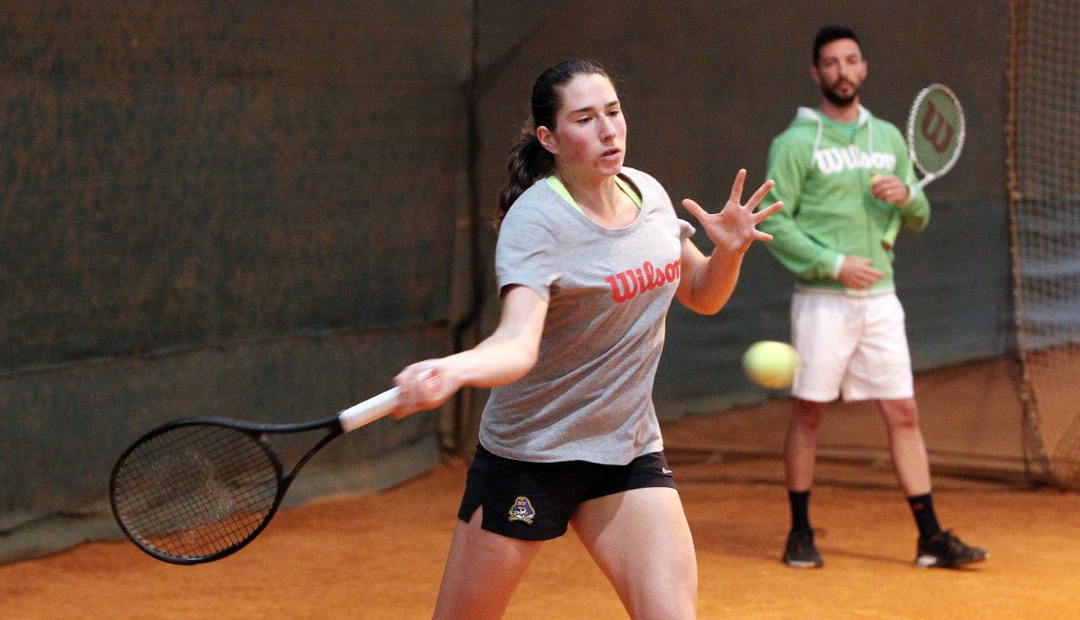 Celia Cerviño durante un entrenamiento en las instalaciones del Club de Tenis de Pontevedra