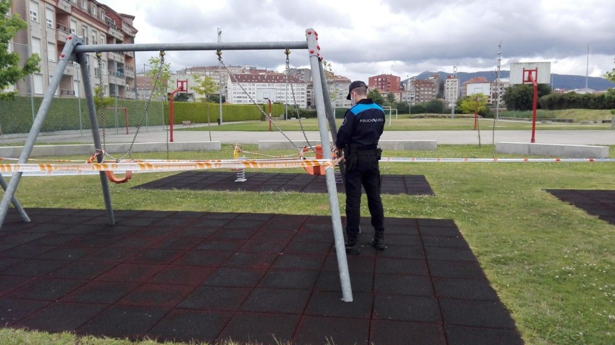 Parque infantil de Poio precintado pola Policía Local