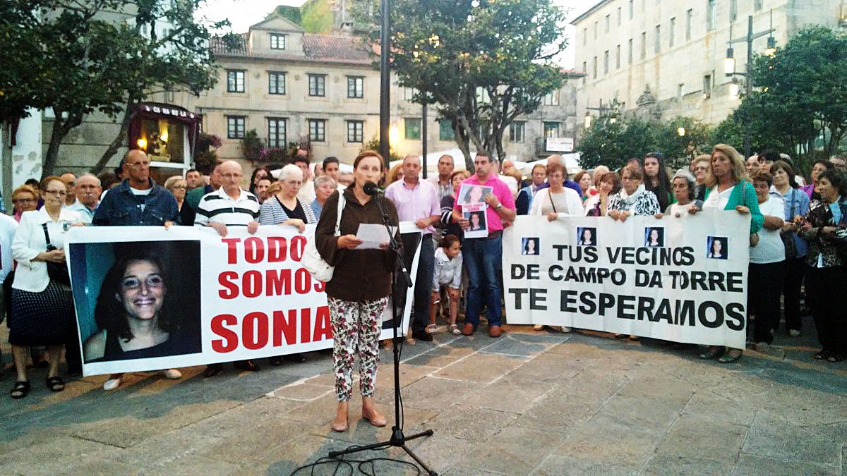 Concentración con motivo da desaparición hai 4 anos de Sonia Iglesias Concentración con motivo da desaparición hai 4 anos de Sonia Iglesias