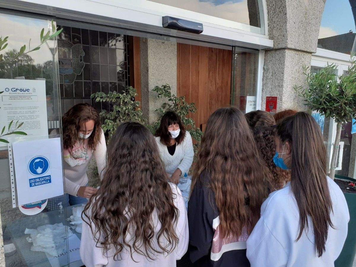 Repartición de máscaras protectoras entre a xente moza