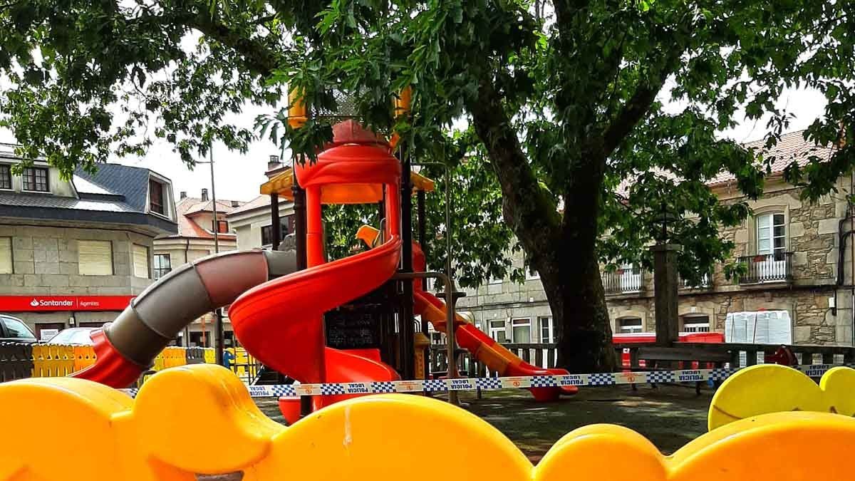 Parque infantil en la carballeira de Santa Lucía